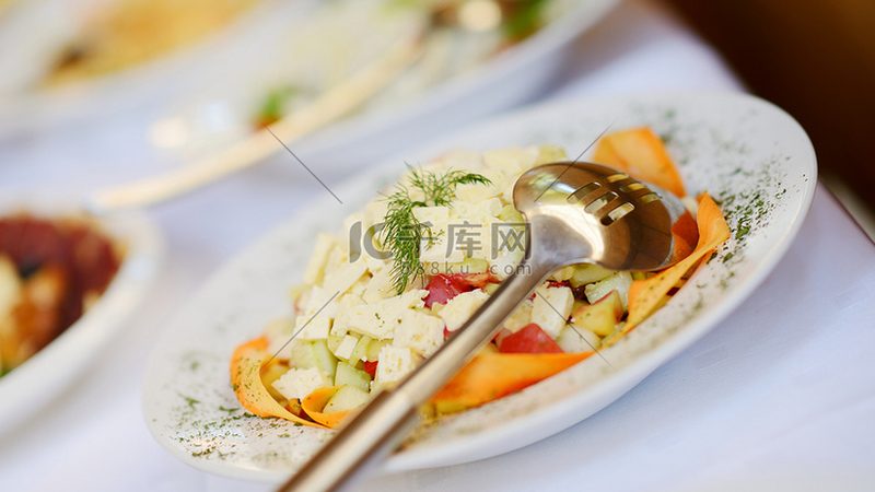 裱花甜品对奶油的要求较高，主要表现在以下几个方面：